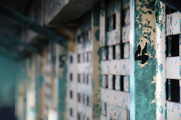 旧监狱里的4号牢房浅景深 — 图库照片