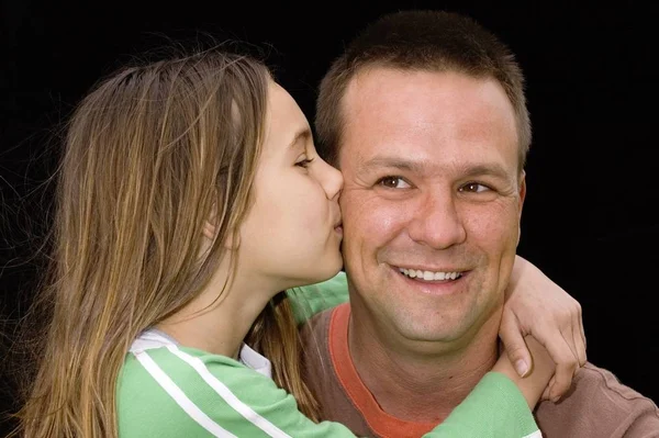 Bonito Caucasiano Americano Menina Kising Pai Rosto — Fotografia de Stock