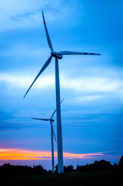 Образ Ветряной Турбины Фоне Удивительного Заката — стоковое фото