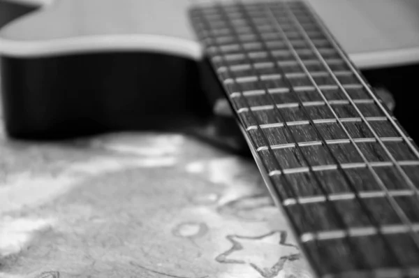 Gitara Akustyczna Izolowana Białym Tle — Zdjęcie stockowe