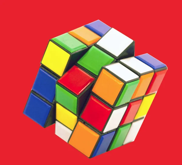 Rubiks Kub Med Röd Bakgrund — Stockfoto