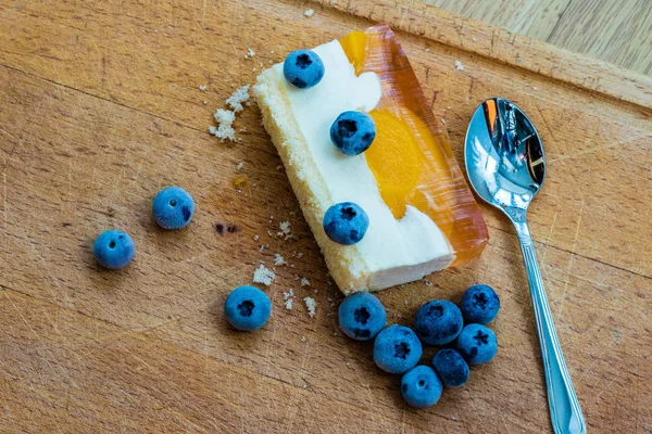 Delicioso Dulce Pastel Con Arándanos Postre Soleado Mesa Cocina Fondo — Foto de Stock