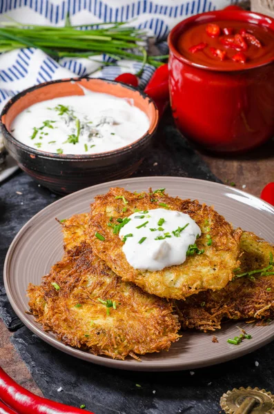 Gebratene Kartoffelpuffer Mit Saurer Sahne Und Kräutern — Stockfoto