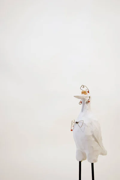 Witte Keramische Vogel Figuur Geïsoleerd Een Witte Achtergrond — Stockfoto