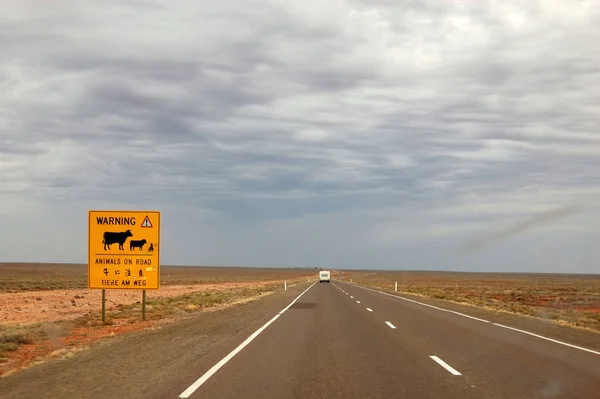 Karayolu Üzerinde Yol Işareti Taşrada Bir Yerde Güney Avustralya — Stok fotoğraf