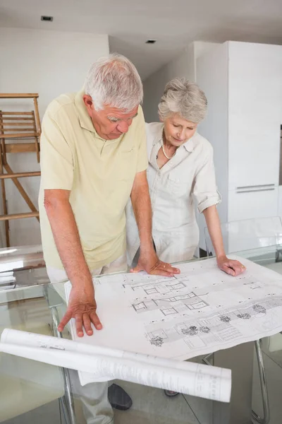 Pareja Mayor Mirando Los Planos Las Casas Juntas Nuevo Hogar —  Fotos de Stock