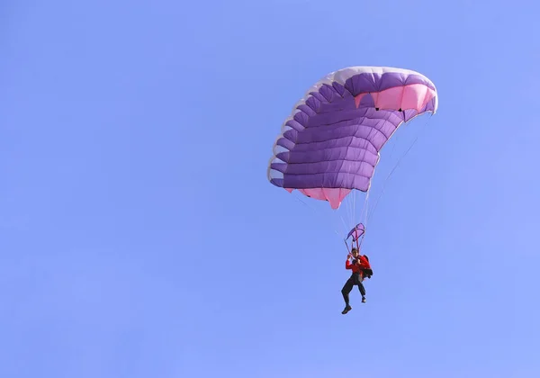 Een Paarse Parachute Een Blauwe Hemel Een Zonnige Dag — Stockfoto