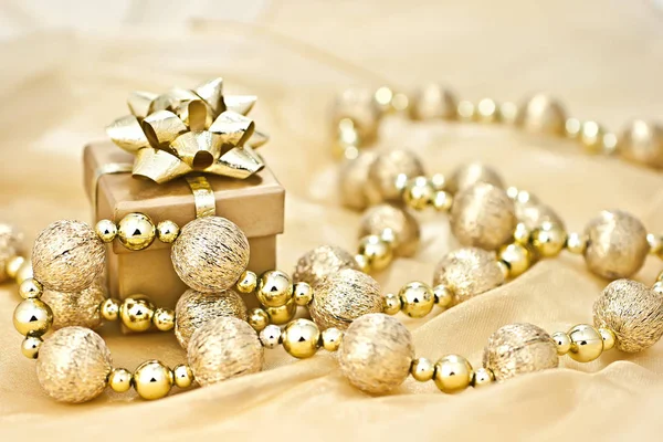 Золотой Фон Золотой Подарочный Коробок Ниткой Рождественского Декоративного Шара — стоковое фото