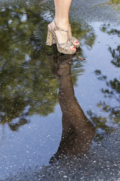 Primer Plano Las Piernas Las Mujeres Zapatos Moda Reflejo Charco — Foto de Stock