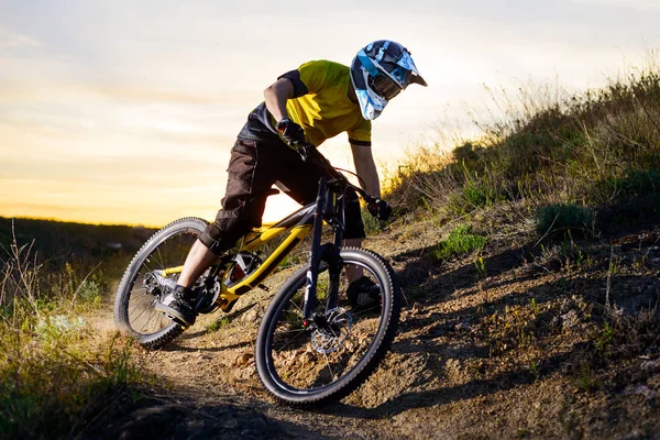 Kerékpáros Sárga Póló Sisak Lovaglás Mountain Bike Rocky Hill Extrém — Stock Fotó