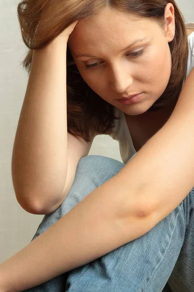 Ung Kvinna Sitter Flor Stressad Deprimerad Och Trött — Stockfoto