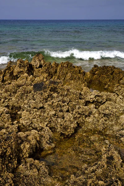 Agua Lanzadera Espuma Roca España Paisaje Piedra Cielo Nube Playa — Foto de Stock