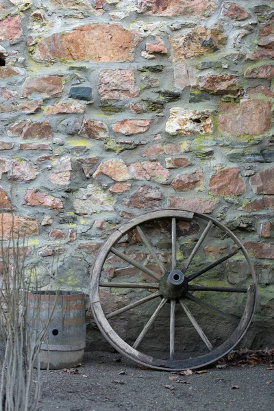 Old Wooden Wagon Wheel Barrel Stone Wall — Stock Photo, Image