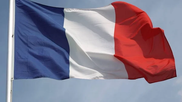 Флаг Франции Над Голубым Небом — стоковое фото