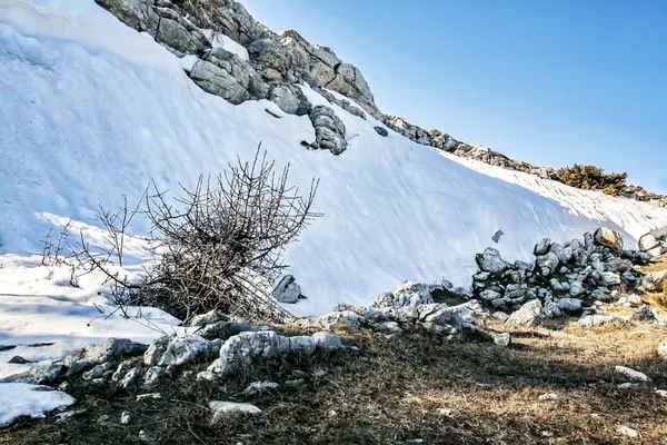 Paisagem Sobre Pedras Montanha Neve Sob Sol Brilhante Estilo Retro — Fotografia de Stock