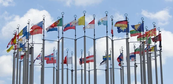 Drapeaux Différents Pays Sur Fond Bleu Ciel Nuageux — Photo