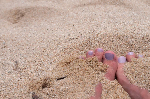 Dita Ladie Con Pedicure Viola Sulla Spiaggia — Foto Stock