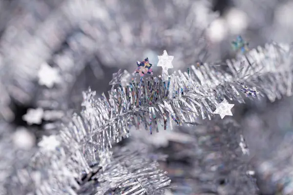 Gümüş Tinsel Noel Dekorasyonu Yakın Çekim Fotoğraf — Stok fotoğraf