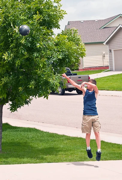 Genç Çocuk Onun Pratik Hoop Bir Basketbol Çekim — Stok fotoğraf