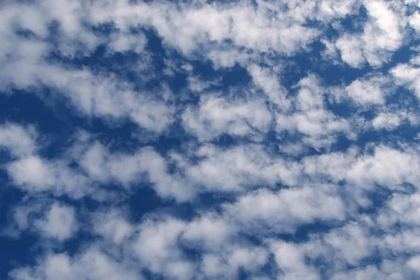 Прекрасна Хмара Блакитному Небі — стокове фото