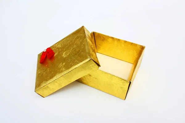 Una Caja Regalo Rectangular Color Dorado Con Una Cinta Roja —  Fotos de Stock