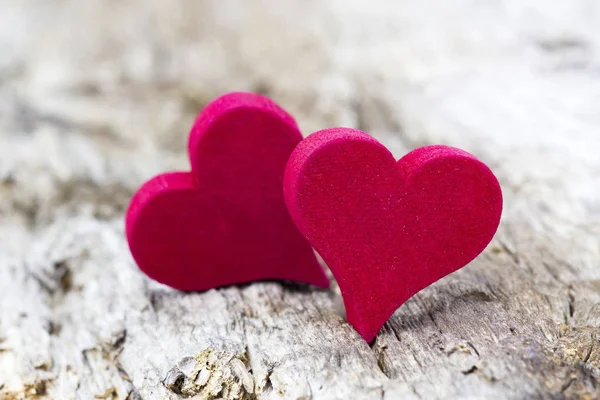 Δύο Κόκκινες Καρδιές Ξύλινο Φόντο — Φωτογραφία Αρχείου
