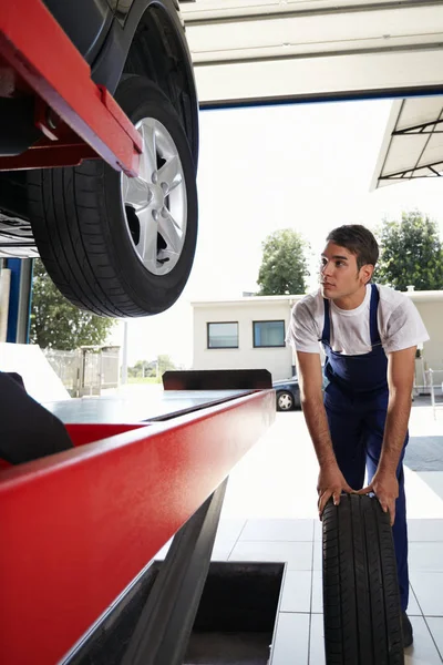 Mecânico Substituindo Pneu Carro Oficina Reparação Automóveis Vista Frontal — Fotografia de Stock