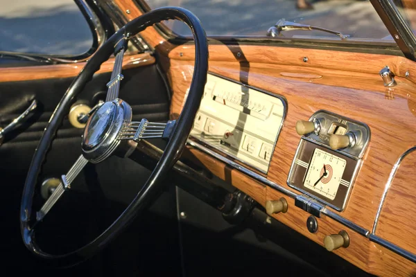 Antika Cabrio Araba Panosu — Stok fotoğraf
