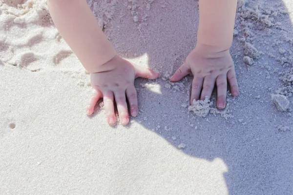 Bambino Facendo Sua Impronta Con Mani Nella Sabbia Spiaggia — Foto Stock