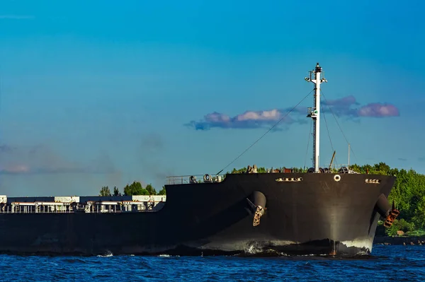 在晴朗的日子里搬到波罗的海的黑色货船 — 图库照片