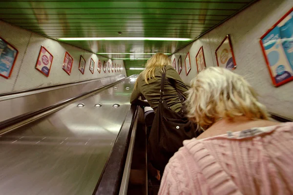 Deux Femmes Montent Sur Escalier Roulant — Photo