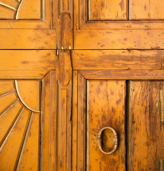 Анотація Хрест Латуні Коричневий Молоток Закритих Дерев Яних Дверей Venegono — 스톡 사진