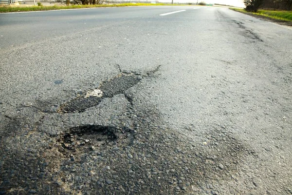 道路の表面上の路面の穴亀裂 — ストック写真