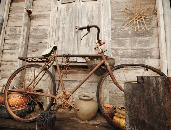 Altes Fahrrad Und Altes Holzhaus — Stockfoto