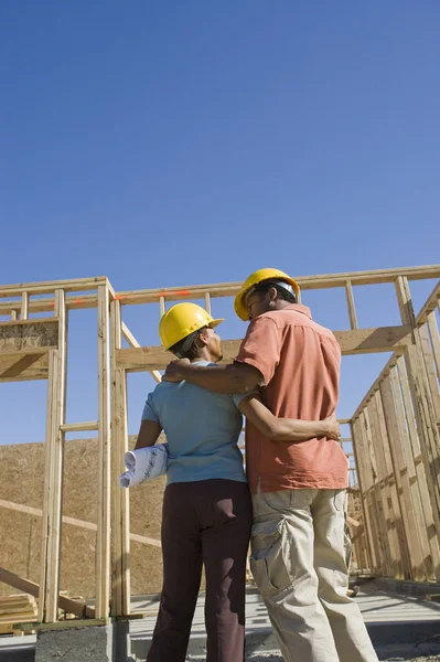 Casal Uma Construção Habitação Inacabada — Fotografia de Stock