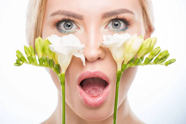 Attraktiv Ung Kvinna Med Öppen Mun Håller Vita Blommor Nära — Stockfoto