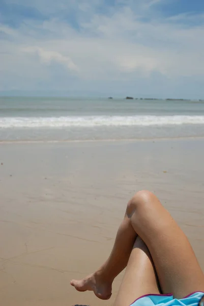 Foto Stock Hermosa Mujer Morena Alta Playa Los Trópicos —  Fotos de Stock