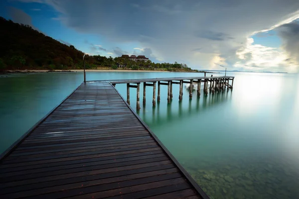 Piękno Seascape Chmury Niebieski Niebo Widok Molo Drewna — Zdjęcie stockowe