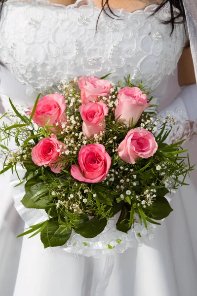 Růžové Růže Jsou Rukou Snoubenka — Stock fotografie