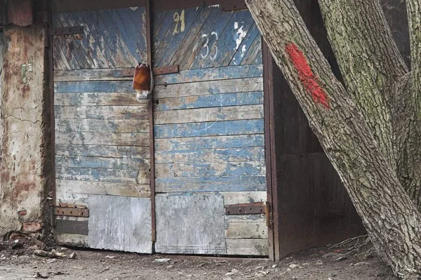 Arka Sokaktaki Eski Garajın Kapıları — Stok fotoğraf