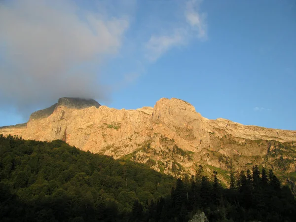 Montanhas Balança Alívio Uma Paisagem Uma Colina Panorama Cáucaso Topo — Fotografia de Stock