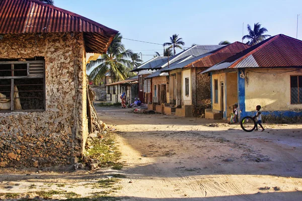 Zanzíbar Tanzania Enero 2016 Niño Jugando Frente Sus Casas Aldea — Foto de Stock