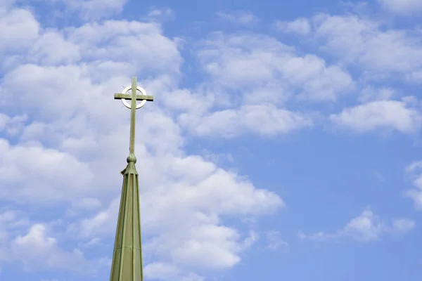 Kék Felhő Töltött Egy Kereszt Egy Templom Égen — Stock Fotó