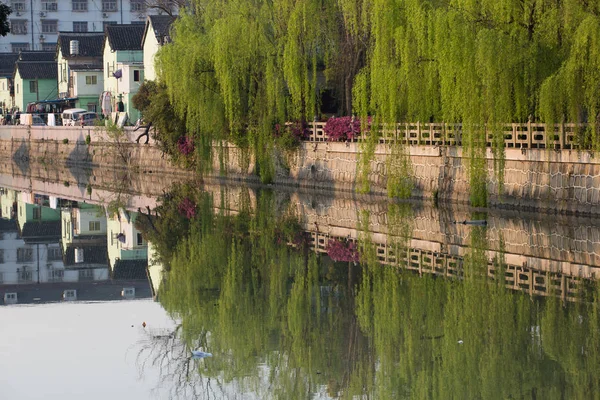 Edifícios Residenciais Árvores Pequenos Canais Qibao Xangai China 2013 — Fotografia de Stock