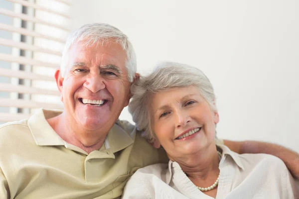 Pareja Mayor Sonriendo Cámara Juntos Casa Sala Estar — Foto de Stock