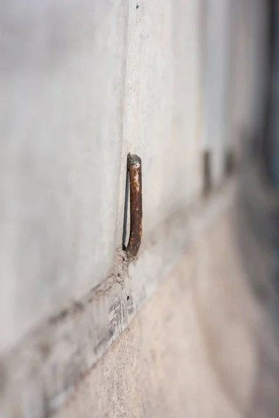 Rostiger Bolzen Der Betonwand — Stockfoto