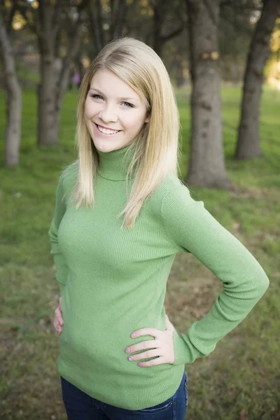 Retrato Una Adolescente Rubia Bonita Parada Parque Con Las Manos — Foto de Stock