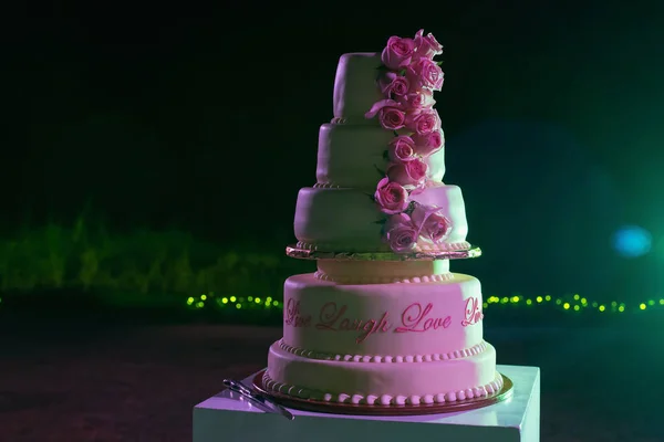 Bolo Casamento Branco Decorado Com Rosas Foco Seletivo — Fotografia de Stock