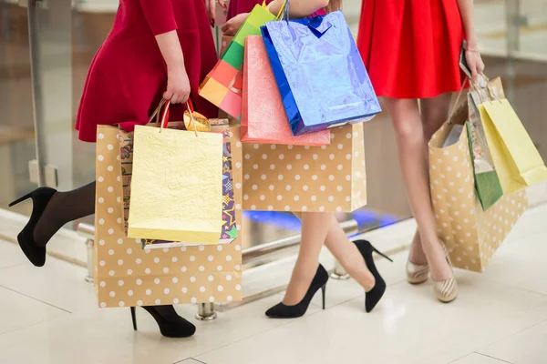 Meninas Bonitas Com Sacos Compras Andando Shopping — Fotografia de Stock