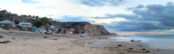 夕暮れ時 暴風雨に南カリフォルニアのニューポートビーチ ラグナビーチの線に沿ってクリスタル コーブ ビーチ コテージ迫り来る — ストック写真
